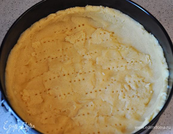 Замесить тесто в кухонном комбайне. Руками расстелить в форме, сделав бортики. Наколоть часто вилкой и убрать в холодильник минут на 30.