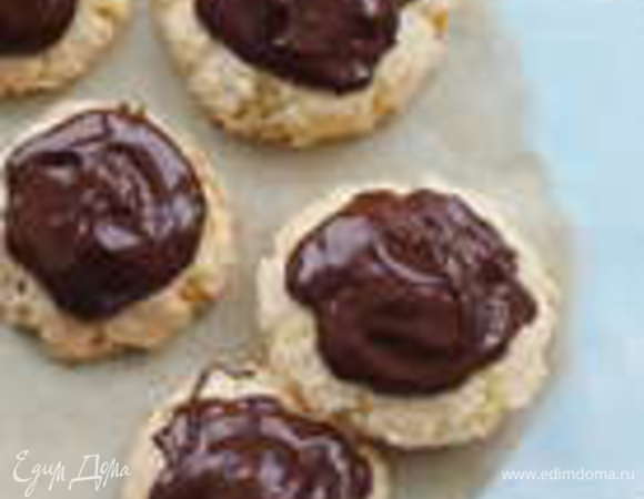 Готовые пирожные сверху полить шоколадом.