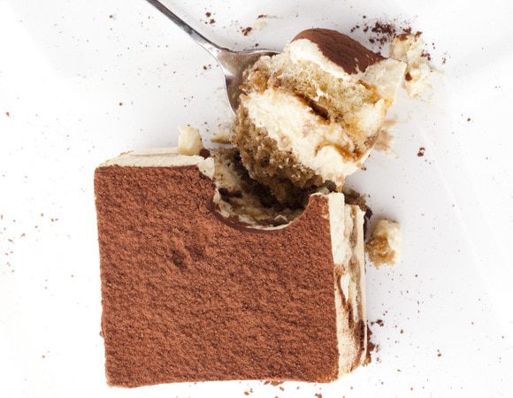 Выложить в фаянсовую или стеклянную форму один слой бисквита, сверху слой крема из маскарпоне, затем снова бисквит и снова крем (последним должен оказаться слой крема).