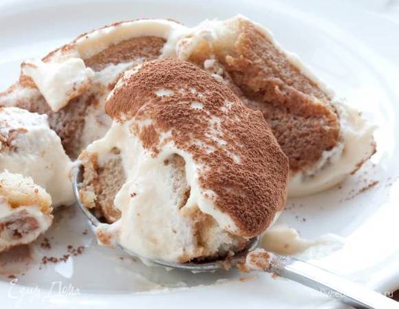 Поставить тирамису на несколько часов в холодильник. Перед подачей присыпать какао.