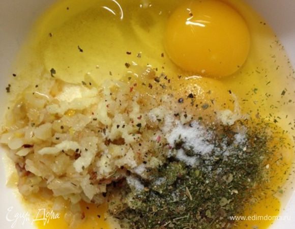 Смешаем манку, яйца, лук, измельченный чеснок, гашеную соду, соль и специи.