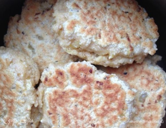 Теперь сложим котлеты в кастрюлю и зальем бульоном, чтобы он их полностью покрывал. У меня был грибной, несоленый, если бульон будет с солью, то в котлетную массу соль лучше не класть. Бросаем туда лавровый лист и тушим до готовности. Это где-то полчаса. 
Котлеты здорово вырастут в объеме.