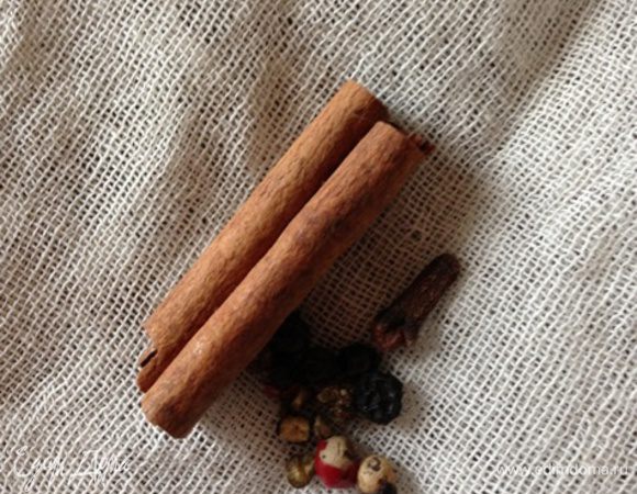 В сложенную марлю кладем наши специи и завязываем узлом. Бросаем ее в кастрюлю и ставим на огонь.