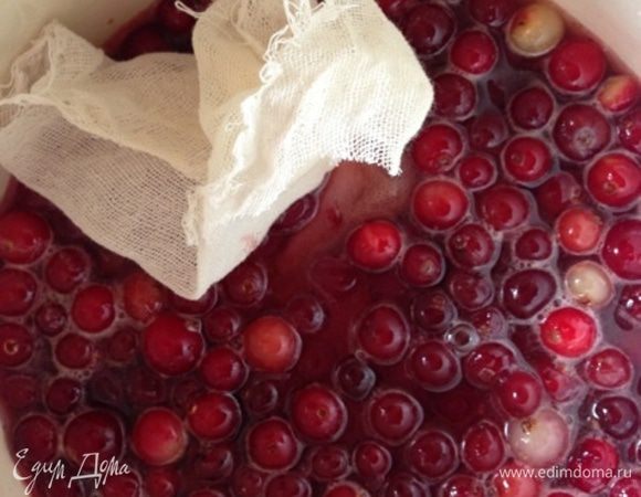 Доводим до кипения, уменьшаем огонь и томим минут 15.