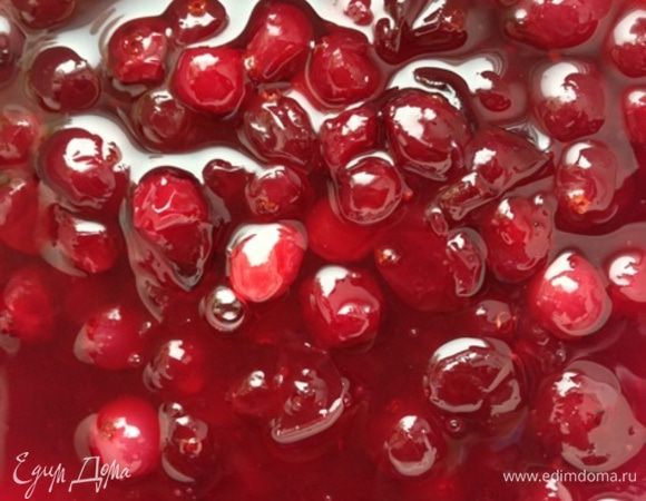 Специи вынимаем. Вот такой получается соус. Его можно измельчить до однородности, но мне больше нравится с ягодками.