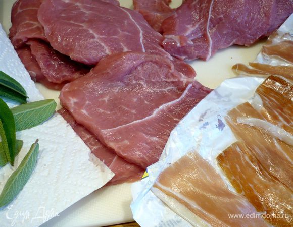 Филе телятины нарезать на тонкие ломтики (у меня телятина уже была разрезана на небольшие шницели). Мясо солим и перчим, главное не переборщить с солью, так как ветчина имеет уже достаточно соленый вкус.