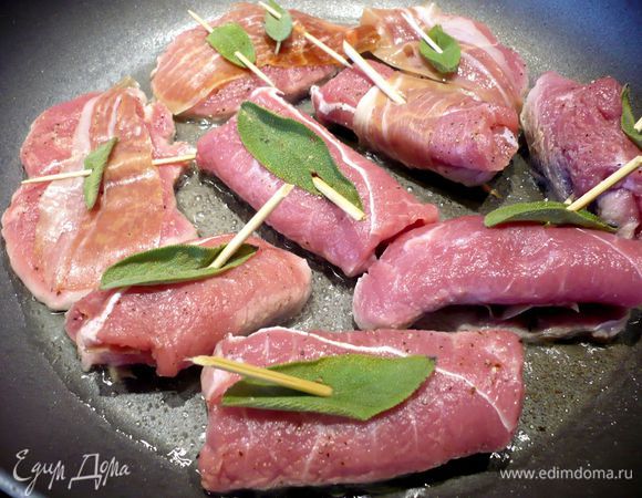 Обжариваем наши рулетики и шницели на смеси оливкового масла со сливочным на сковороде. 