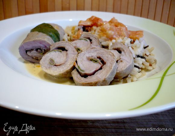 Достаем из сотейника рулетики, выкладываем на них листики шалфея и подаем с соусом и, например, с рисом! Приятного аппетита!!! 