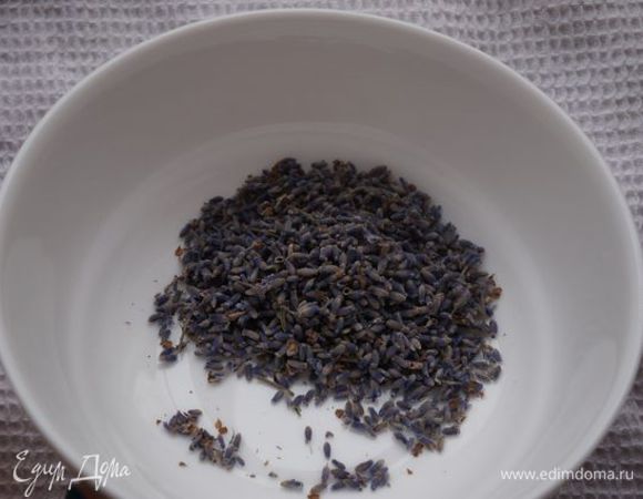 Цветы лаванды заливаем кипятком.