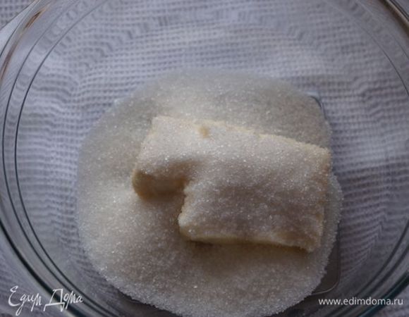 Мягкое масло растираем с сахаром до белой пышной массы.