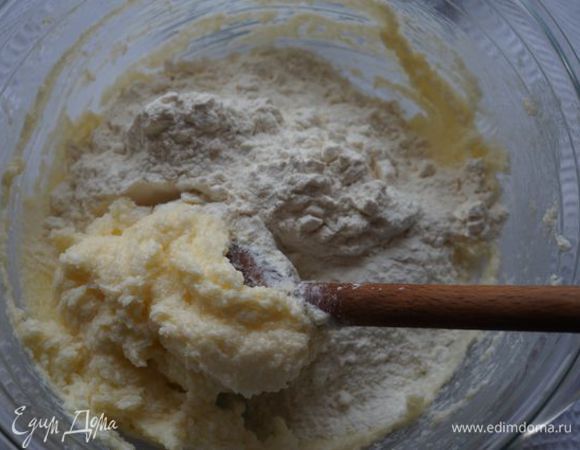 Добавляем крахмал, муку, пекарский порошок, размешиваем.