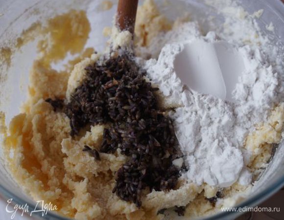 Сливаем воду с лаванды, отжимаем и смешиваем с тестом.