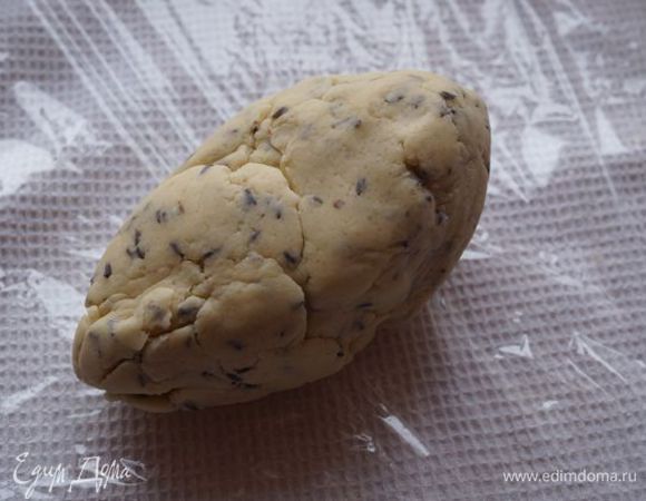 Собираем тесто в комок, оборачиваем пищевой пленкой, охлаждаем не менее часа.