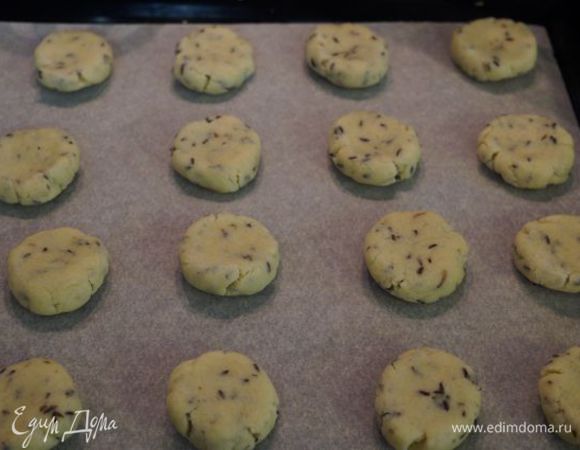 На противень выкладываем небольшие шарики теста, прижимаем ладонью или ложкой.