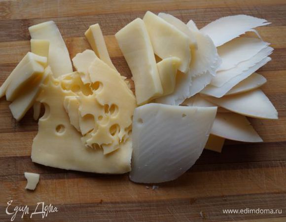 У меня было 2 вида козьего сыра и полутвердый эмменталь.