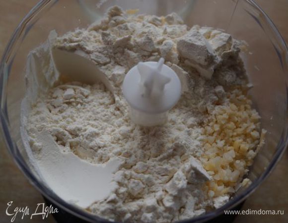 Измельчаем в фудпроцессоре сыр с мукой.