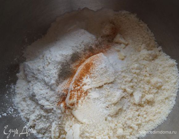 Добавляем соль, перец, мягкое масло - растираем лопаткой или рукой до полного соединения.