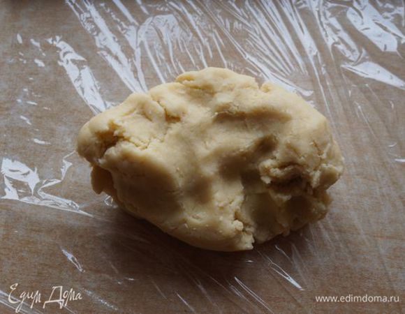 Оборачиваем тесто пищевой пленкой, оставляем в холоде на 1-2 часа.