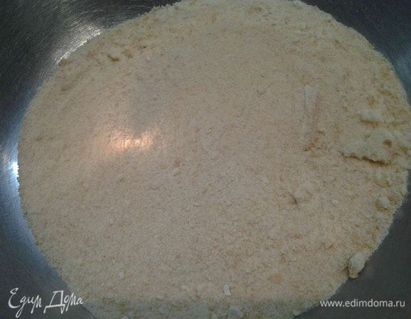 Измельчить печенье в крошку.