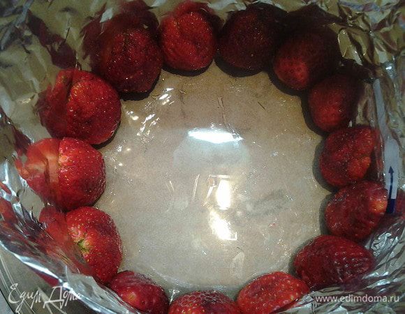 Выложить ягоды срезами наружу в круглой форме (я сделала из фольги круг с высокими бортиками).