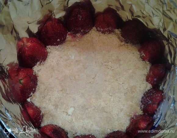 Сливочное масло растопить и в него вмешать крошку печенья. Все хорошо перемешать. Выложить в форму и утрамбовать.