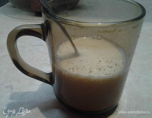 Желатин залить стаканом молока и оставить набухать на 15 минут.