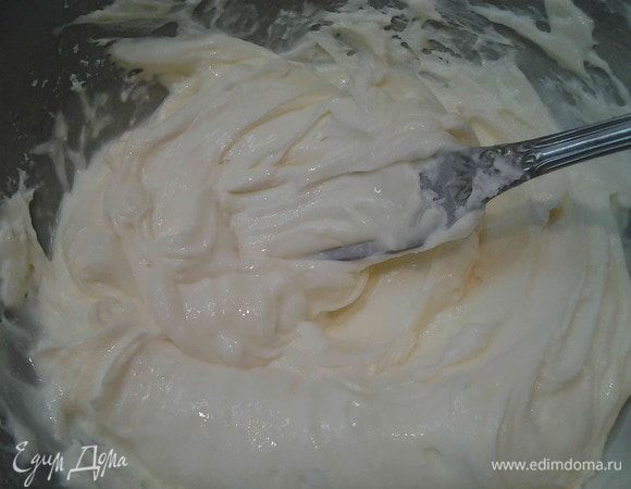 Сливочный сыр выложить из пачки и хорошо перемешать, чтобы стал однородным. Добавить сгущенное молоко и опять все хорошо перемешать.
Набухший желатин поставить  в микроволновку на минуту. А потом добавить к сырной массе. Все опять перемешать.