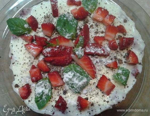 Через час аккуратно убрать бортики и украсить торт по своему желанию.
Приятного аппетита.