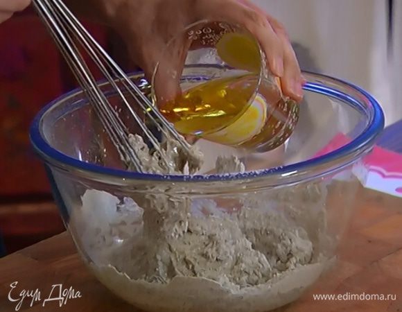 Не переставая вымешивать, влить пиво — тесто должно получиться как густая сметана.