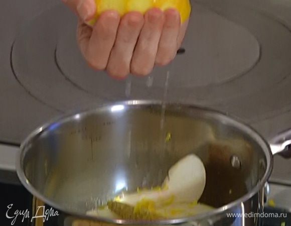 Цедру лимона натереть на мелкой терке, выжать из лимона 1 ст. ложку сока.