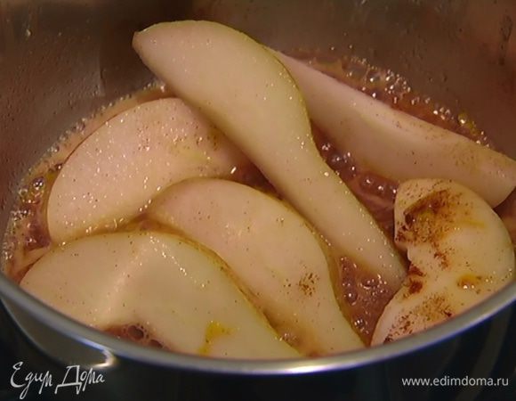 Приготовить грушевый соус: в небольшой кастрюле растопить 20 г сливочного масла, выложить грушу, добавить сахар, корицу, коньяк, цедру и сок лимона и уварить на медленном огне.