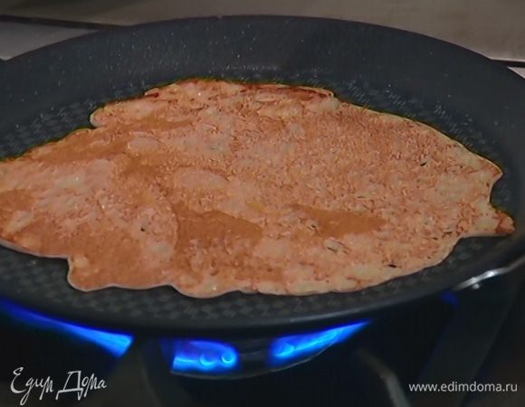 Разогреть в сковороде оливковое масло и пожарить блины.