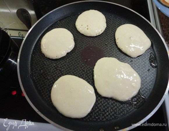1. Для сконов соединить муку, соль, разрыхлитель,  добавить яйцо, молоко и хорошо перемешать. Должно получиться жидкое тесто. Разогреть масло на сковороде и вылить тесто столовой ложкой. Обжарить с двух сторон на среднем огне.