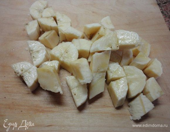 2. Банан нарезать кубиками.