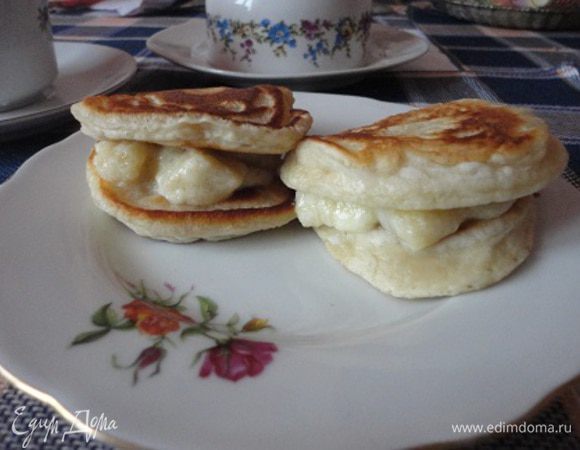 4. Выложить карамелизированые бананы на сконы и подавать к чаю. Мы с мужем съели их за утренним кофе.