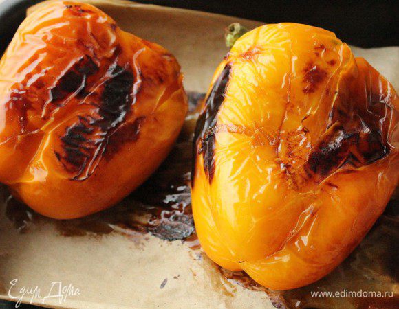 Когда на перцах появятся подпалины, достать их из духовки и поместить в пакет на 10-15 минут. 