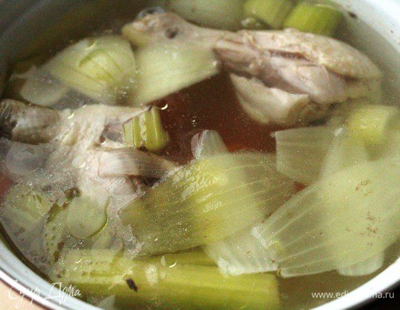 Сварить куриный бульон с добавлением моркови, репчатого лука и сельдерея. Процедить. 