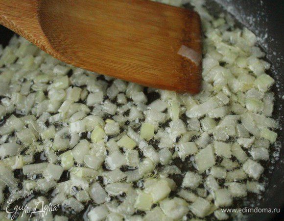 Растопить сливочное масло в сковороде с толстым дном, обжарить лук до прозрачного состояния. Лук должен остаться мягким!!!