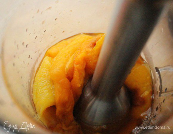 Перцы очистить от кожицы и удалить из них семена.