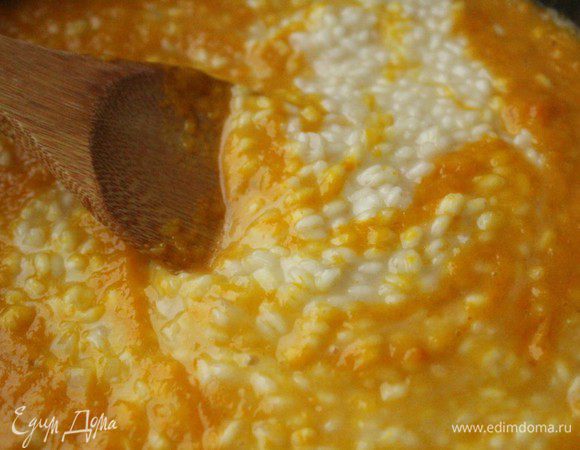 Добавить пюре из перца в ризотто, приправить солью. Готовится ризотто ровно 17 минут. Готовое блюдо посыпать тертым пармезаном и по желанию рубленой петрушкой и сразу подавать.