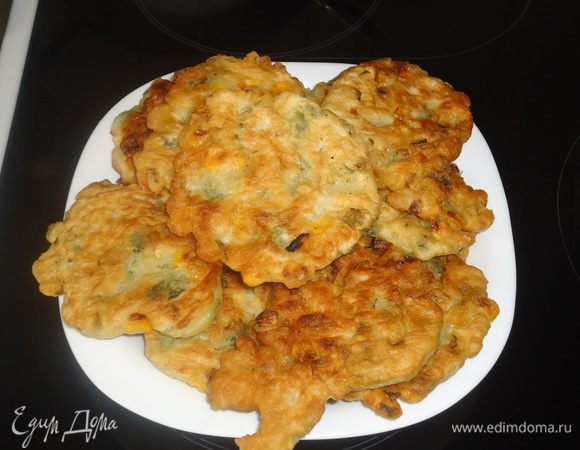 В кастрюлю высыпаем муку и разрыхлитель, перемешиваем, потом добавляем яйца и воду, соль по вкусу и перемешиваем.