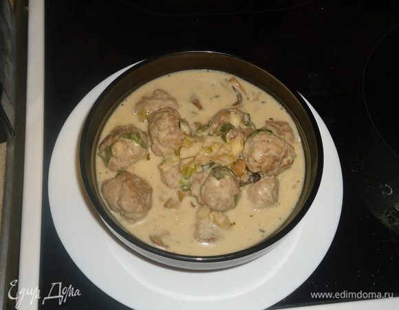 Фарш солим, перчим по вкусу, делаем средние тефтели и обжариваем. Выкладываем в чашку и отставляем пока.