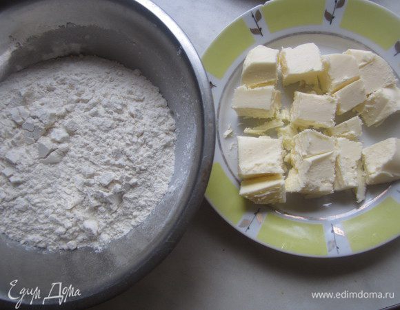 Масло нарезать кусочками, перемешать с мукой.
