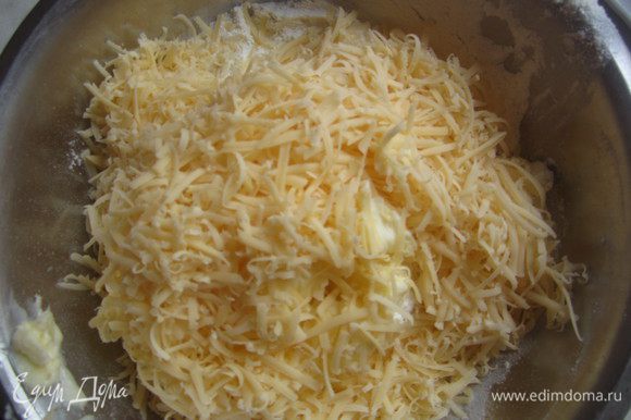 Добавить в муку мелко натертый сыр, паприку, соль, желток (отделить от белка).