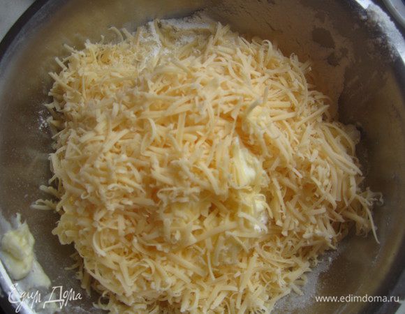 Добавить в муку мелко натертый сыр, паприку, соль, желток (отделить от белка).