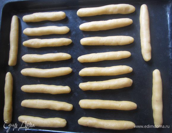 Из теста скатать палочки. Смазать их белком с помощью кисточки (этим советом я пренебрегла, наверное, поэтому посыпка держалась не очень крепко и после выпекания большая часть кунжута обсыпалась=(....)