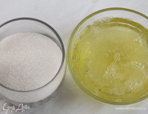 Отделить белки от желтков. Понадобятся только белки (если желтки не будете употреблять сразу, можно их заморозить, предварительно смешав с щепоткой соли, важно, чтобы желток именно лопнул, а не остался целым, потому что иначе он утратит свои свойства, при разморозке не восстановится). Белки взбить до мягких пиков, постепенно добавить 125 г сахара. 