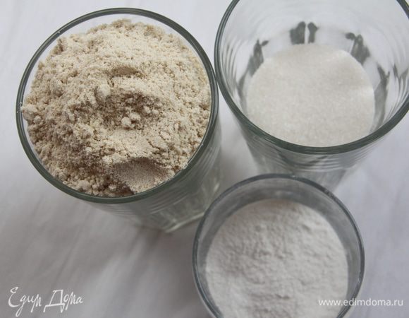 Кедровую и рисовую муку просеять. Отмерить количество сахара.