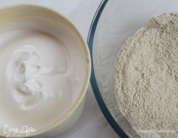 Итак, белки взбиты с сахаром. Кедровая и рисовая мука соединены с сахаром (135 г). Выложить белки к сухой смеси, аккуратно перемешать силиконовой лопаткой движениями сверху-вниз до однородного состояния.