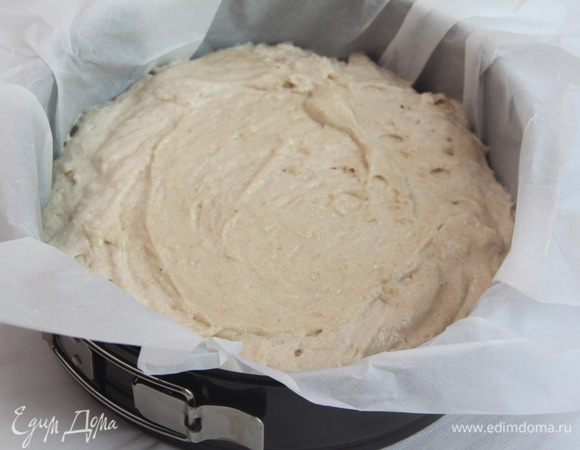 Тесто выложить в форму Ø 21см, застеленную бумагой для выпечки (бумагу ничем не смазывать, ореховая мука хоть и обезжирена на 20%, но всё равно масла в ней достаточно!)